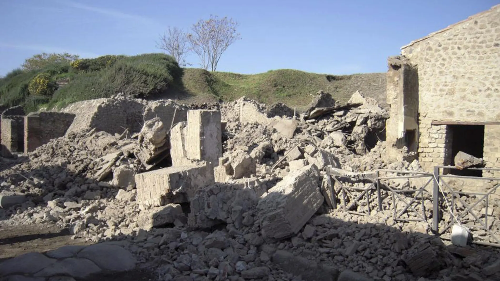 Imagen de archivo del derrumbe de la "Domus dei Gladiatori"(Casa de los Gladiadores), en Pompeya, al sur de Italia, el 6 de noviembre de 2010.