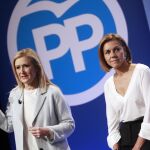 a presidenta de la Comunidad de Madrid, Cristina Cifuentes (i), y la secretaria general del PP, María Dolores de Cospedal