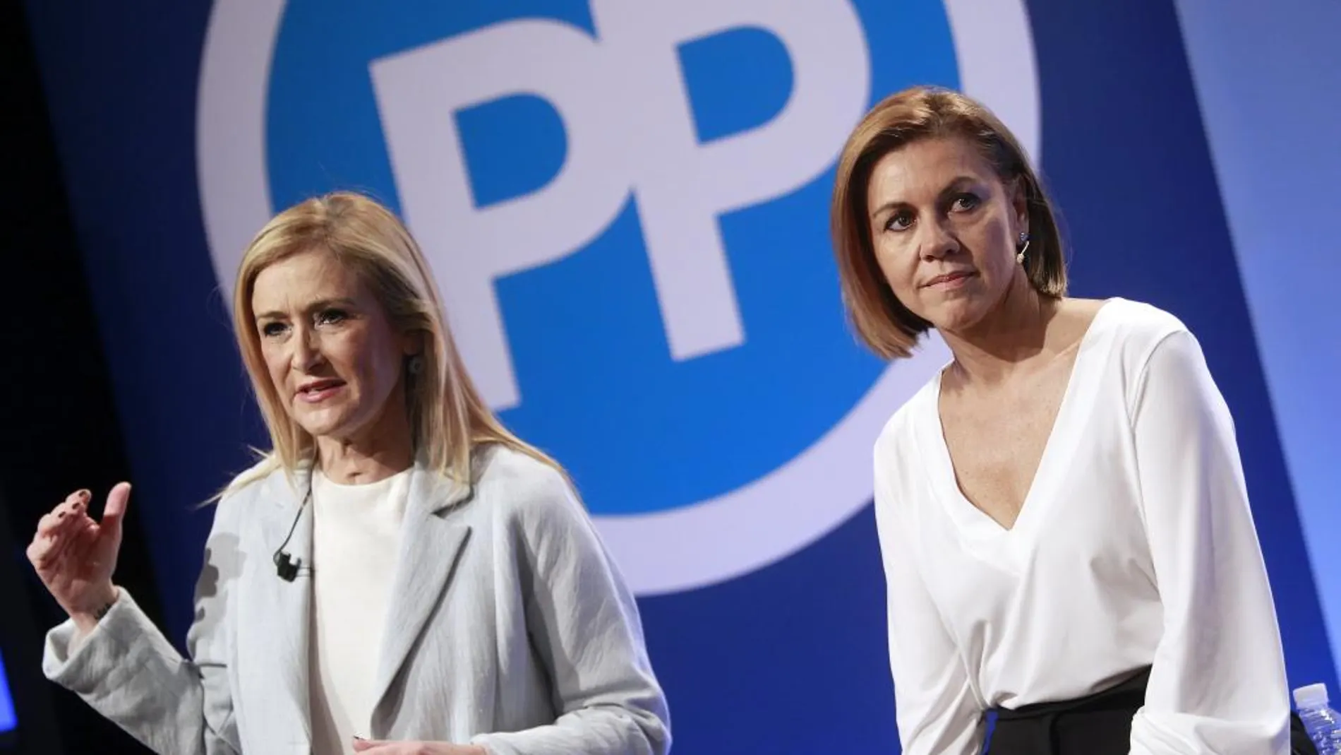 a presidenta de la Comunidad de Madrid, Cristina Cifuentes (i), y la secretaria general del PP, María Dolores de Cospedal