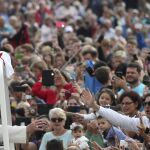 El Papa saluda a su llegada a la Plaza de San Pedro antes de su audiencia general