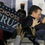 Ted Cruz abraza a su mujer Heidi, tras ganar en Iowa