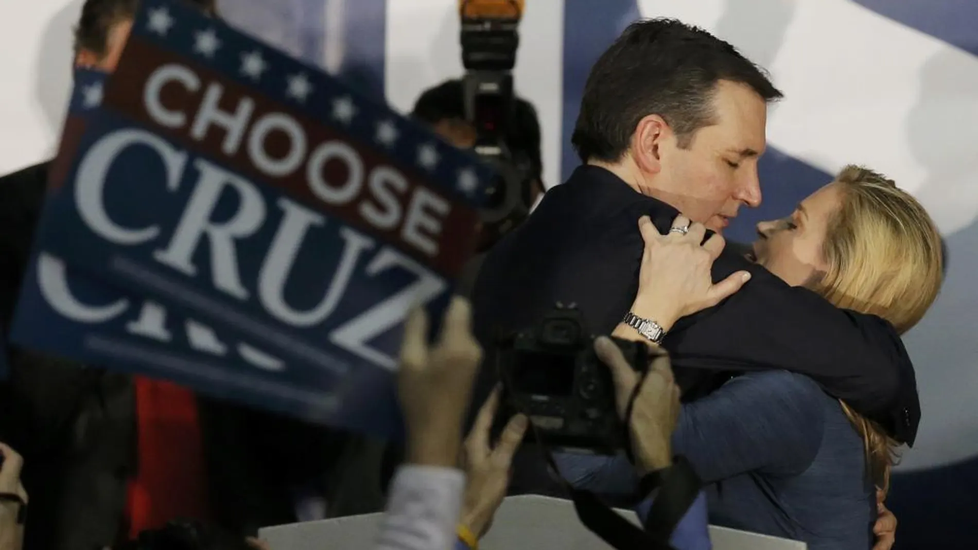 Ted Cruz abraza a su mujer Heidi, tras ganar en Iowa