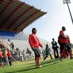 Hakan Yakin salta al campo de entrenamiento junto a Nkufo, con Behrami por detrás