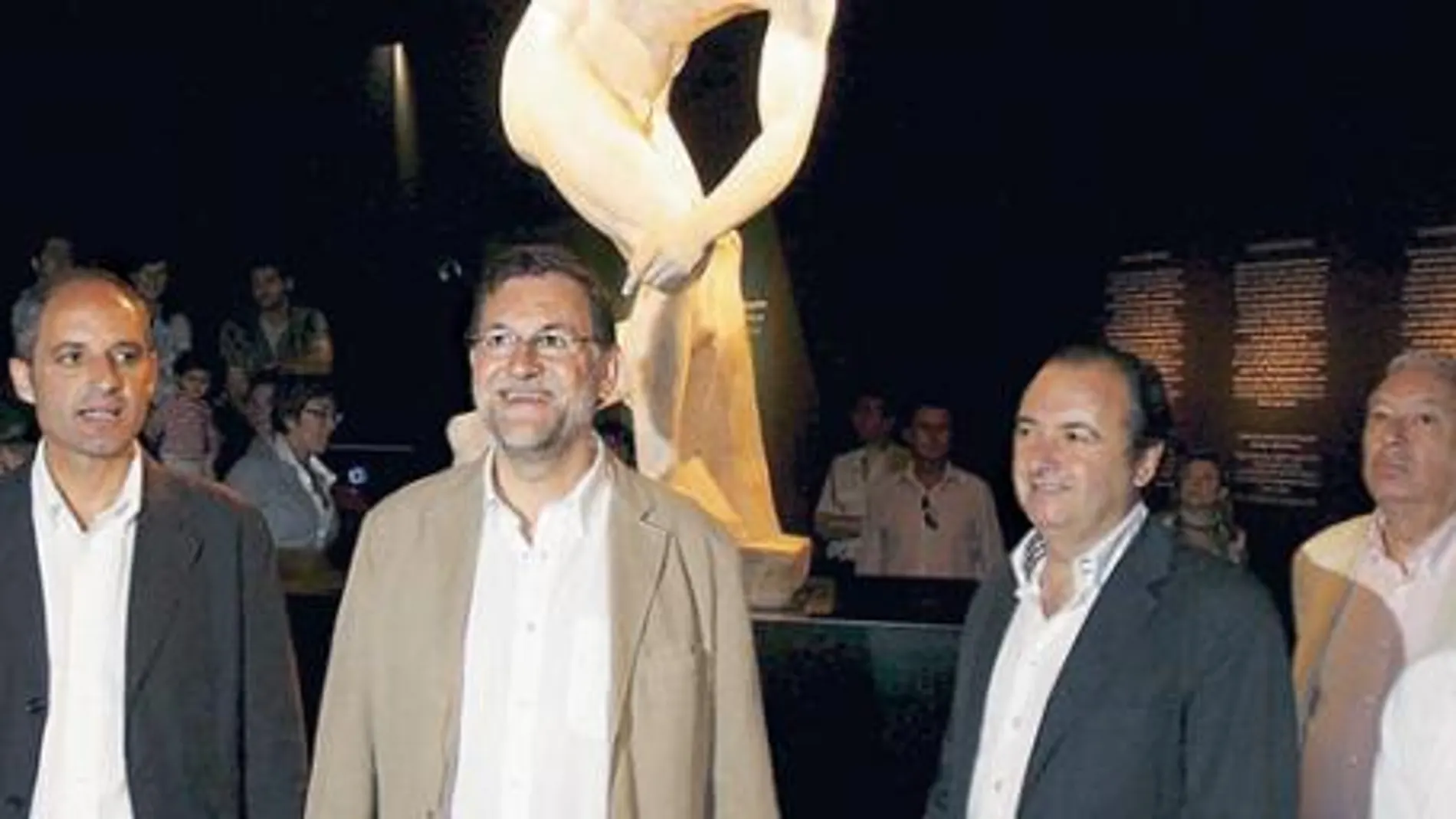 Rajoy defiende a Camps de los ataques de los «inquisidores del siglo XXI»