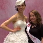 Uno de los vestidos de novia realizado con papel higiénico/Foto y vídeo: Atlas