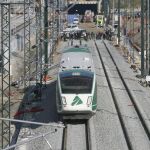El tren averiado tuvo que ser remolcado por otro convoy hasta la estación de Sants