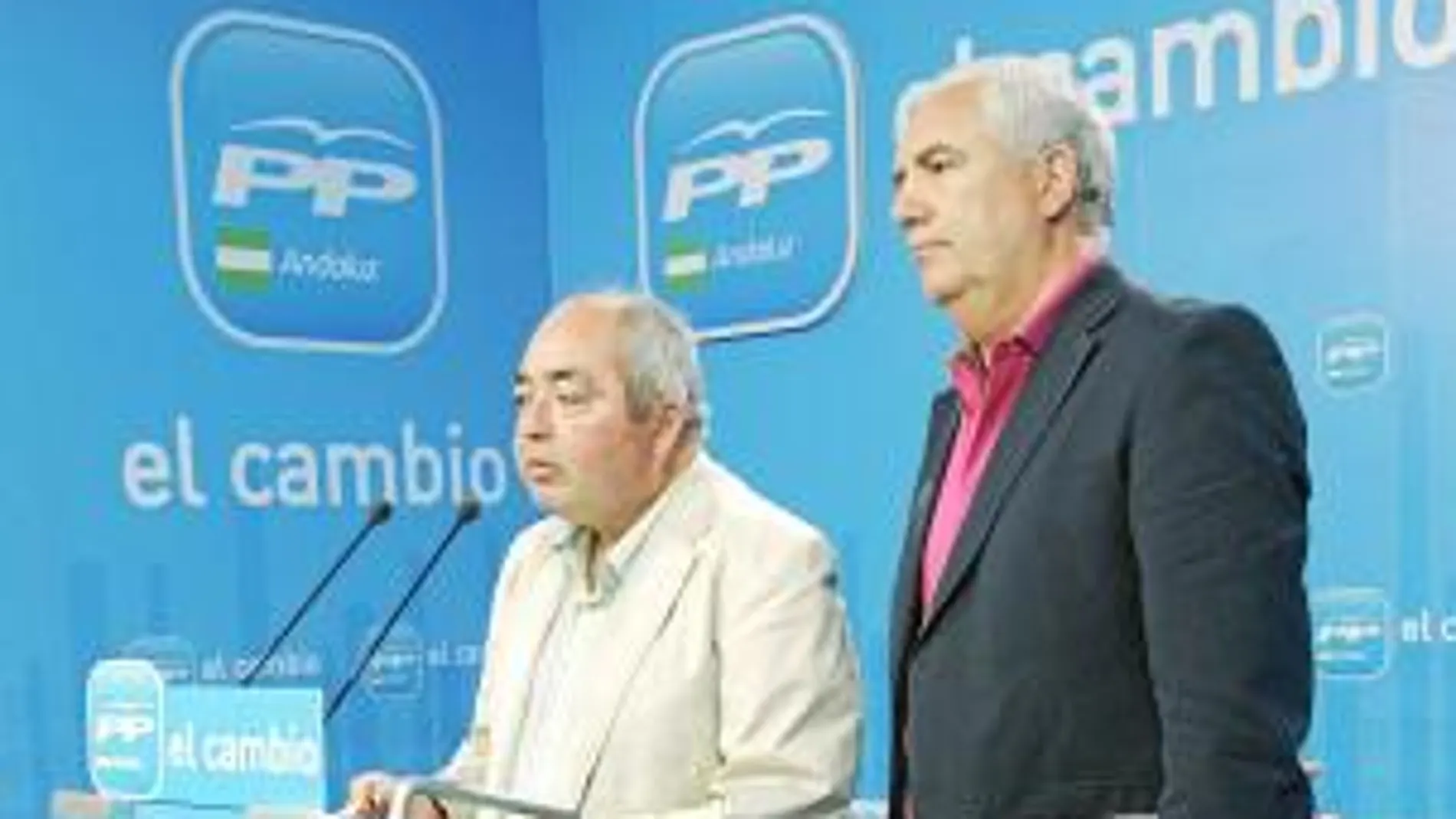 Manuel Pastrana y Francisco Carbonero, en una visita reciente a la sede del PP-A en Sevilla