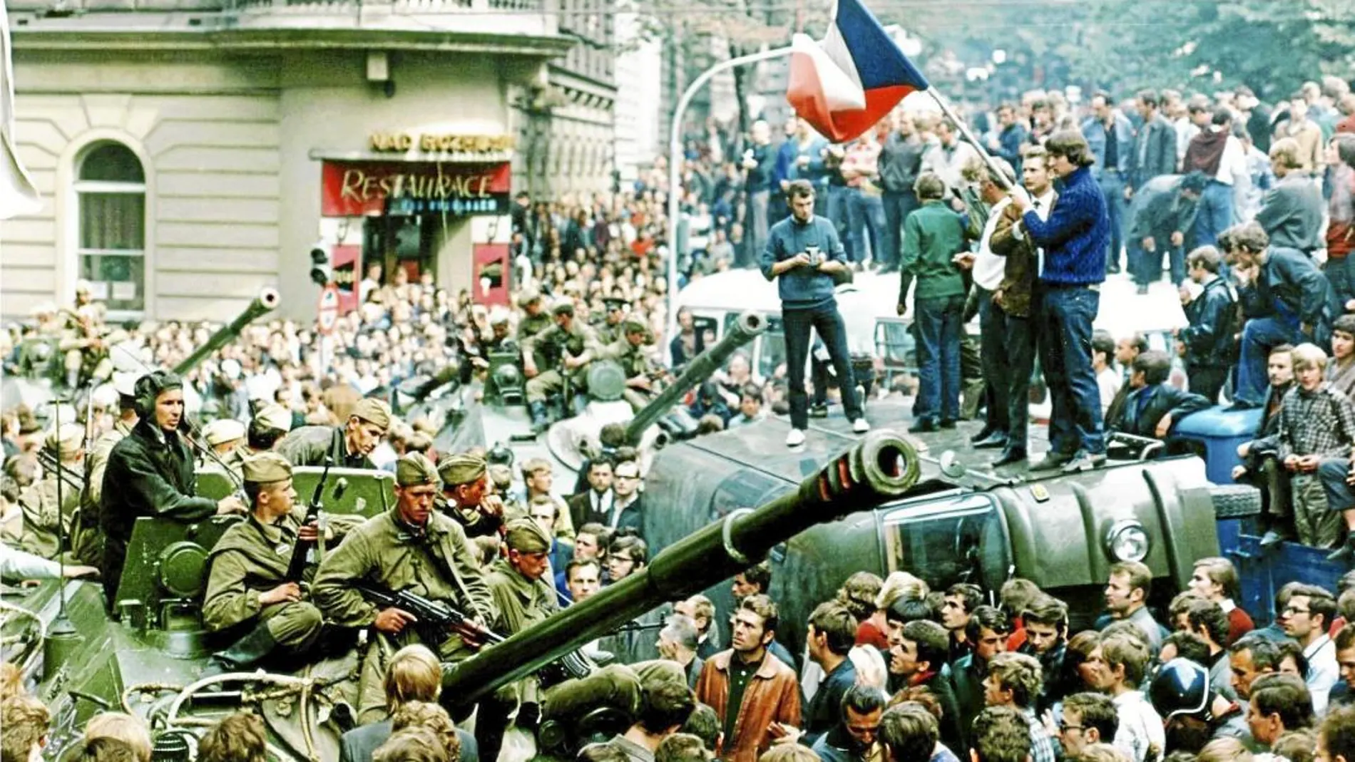 Las imágenes muestran los escenarios de la Primavera de Praga entonces y hace 50 años