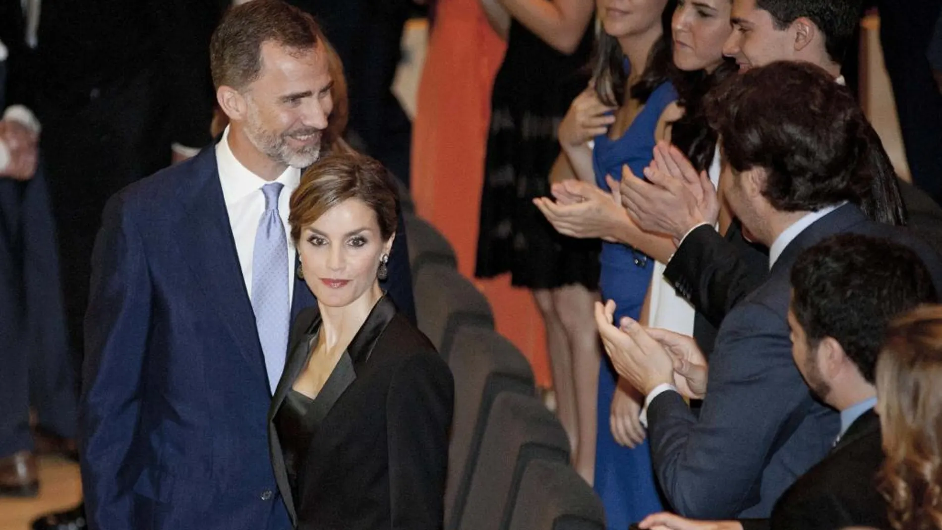 Los Reyes de España reciben, en el Palacio de Congresos de Girona, los aplausos de los asistentes al acto de entrega de los Premios Fundación Princesa de Girona.
