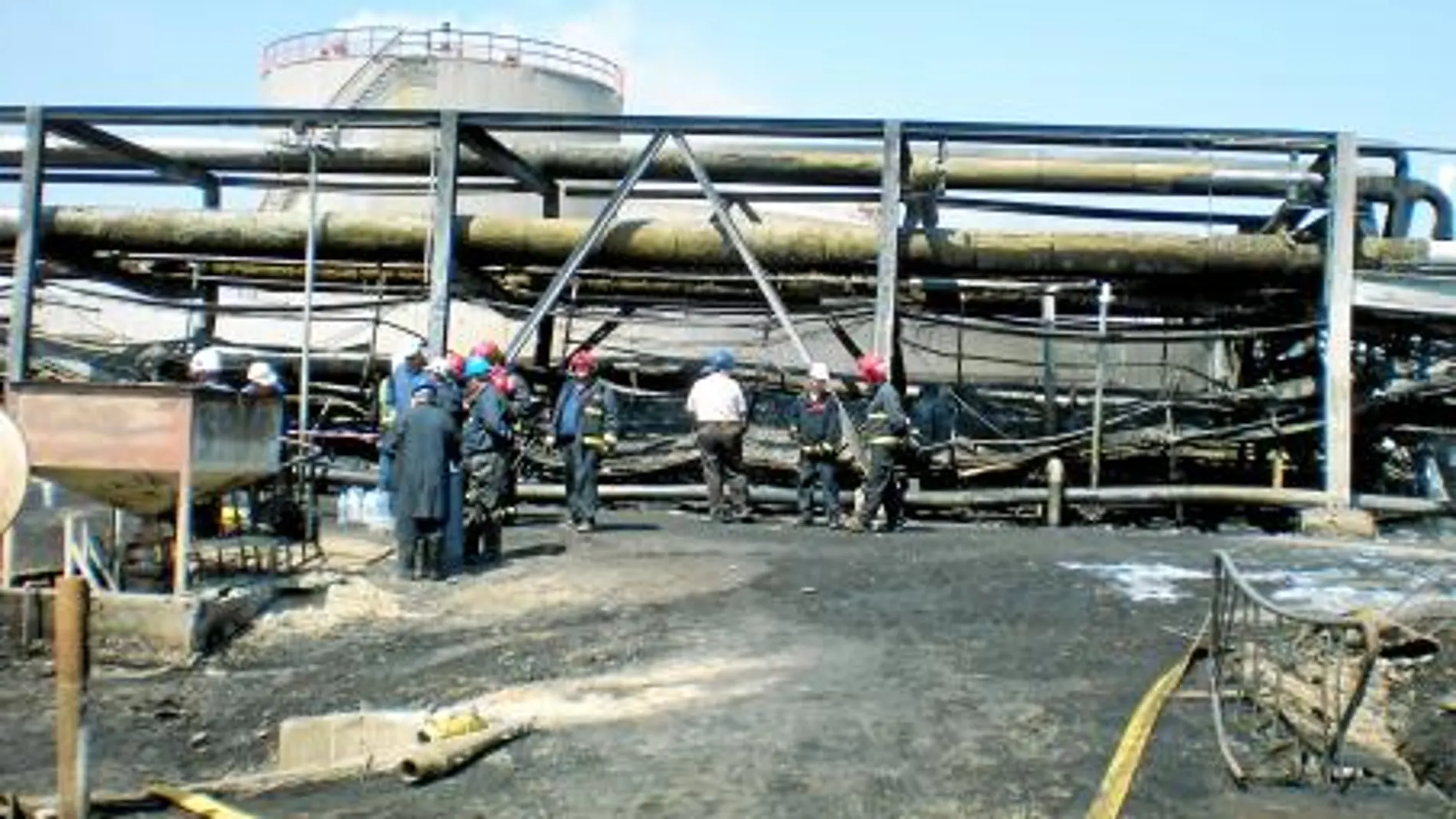 Imagen de las instalaciones de la refinería La Rábida de Cepsa, tomada horas después de iniciarse el fuego
