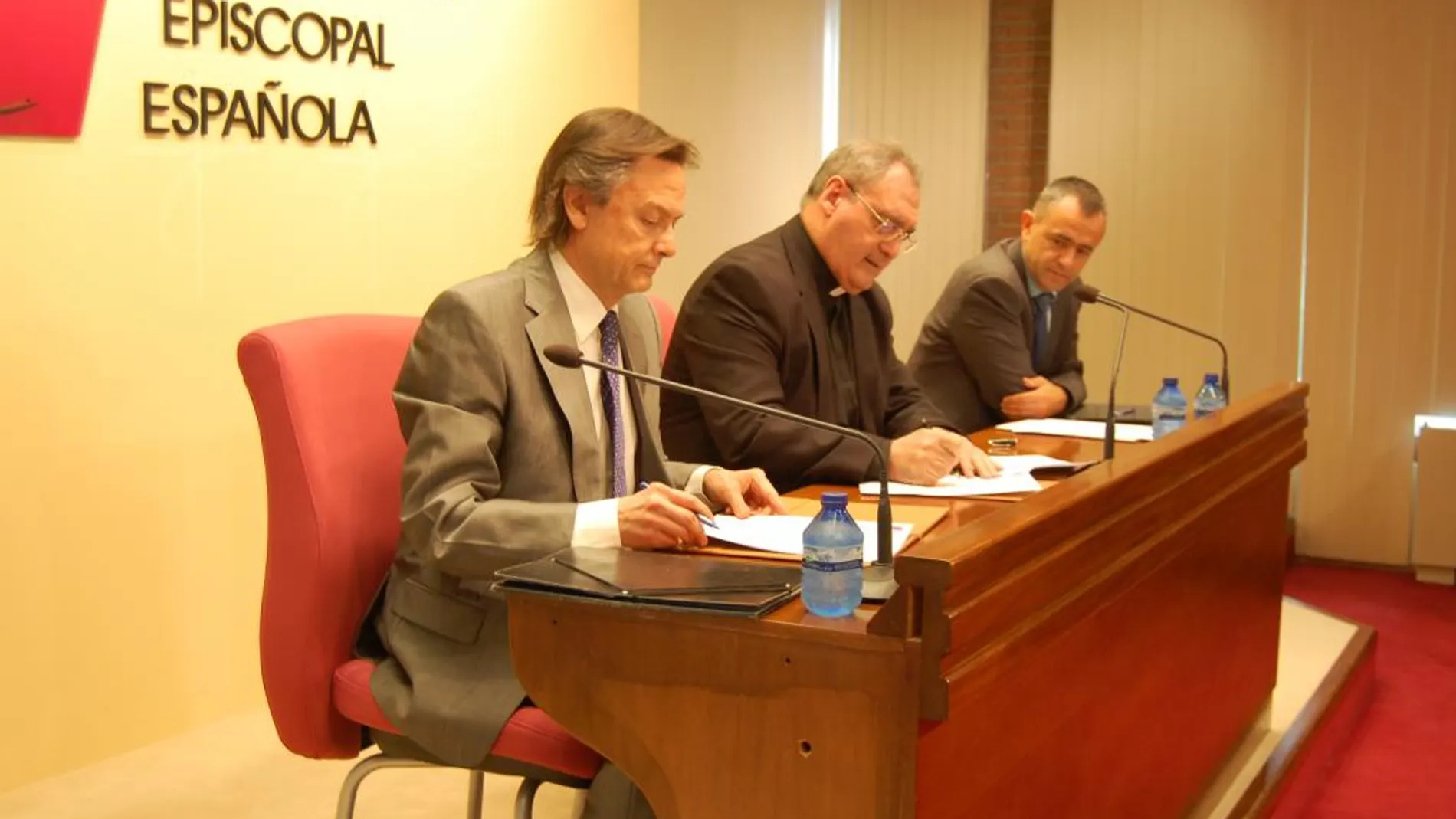 La Conferencia Episcopal Española (CEE) y Transparencia Internacional firmaron este martes un acuerdo de colaboración