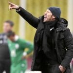 El técnico del Atlético de Madrid, bien abrigado, da instrucciones a sus futbolistas el pasado jueves durante el choque ante el Rubin en Moscú