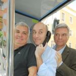 Carles Sans, Paco Mir y Joan Gracia posan divertidos en una cabina