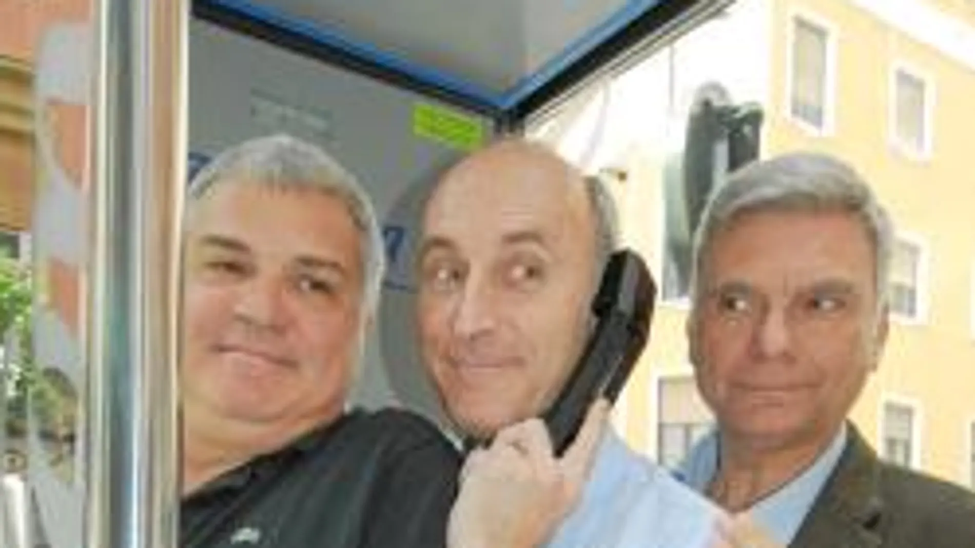 Carles Sans, Paco Mir y Joan Gracia posan divertidos en una cabina