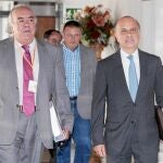 González Mata (dcha.) junto a su abogado, en la comisión de investigación de los ERE