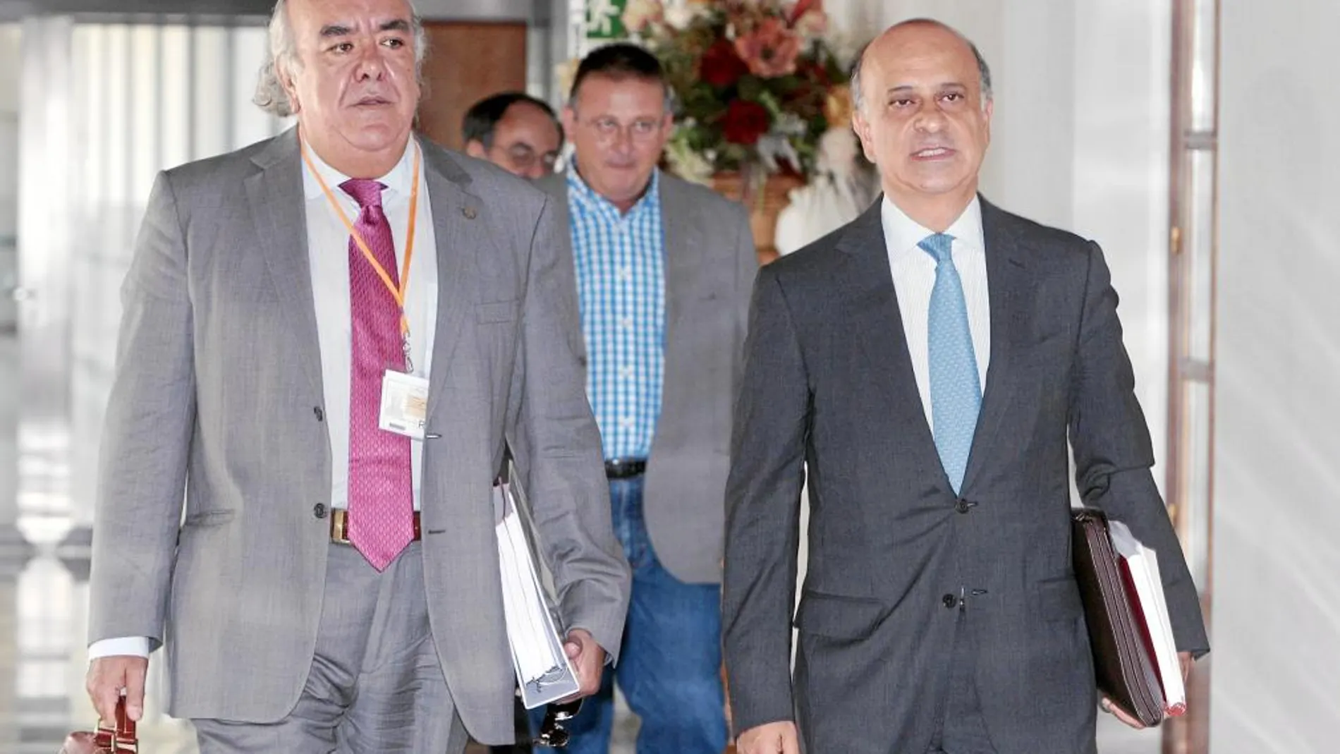 González Mata (dcha.) junto a su abogado, en la comisión de investigación de los ERE