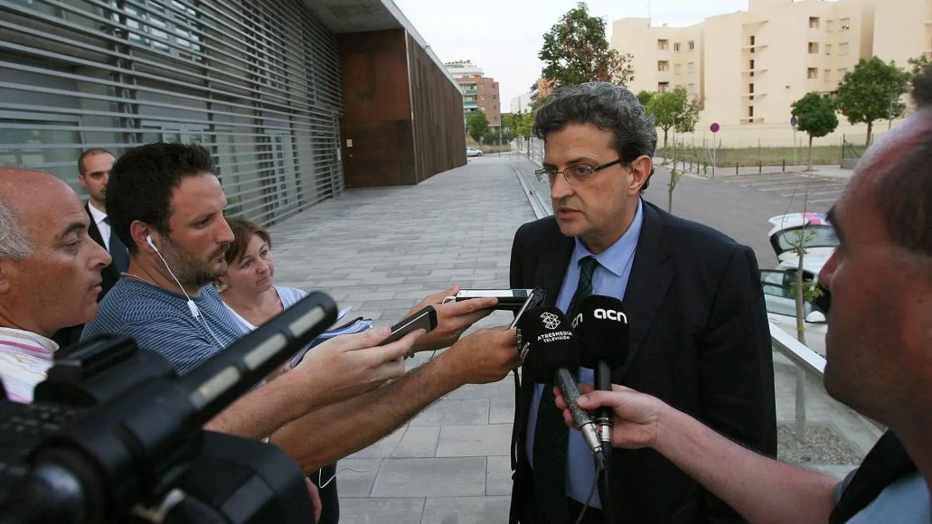 El abogado de la familia Sumarroca hace declaraciones a la salida de los juzgados tras decretarse prisión provisional sin fianza para Jordi Sumarroca.