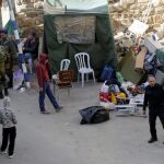 Soldados israelíes evacúan dos viviendas cerca de las Tumbas de los Patriarcas en Hebrón (Palestina).