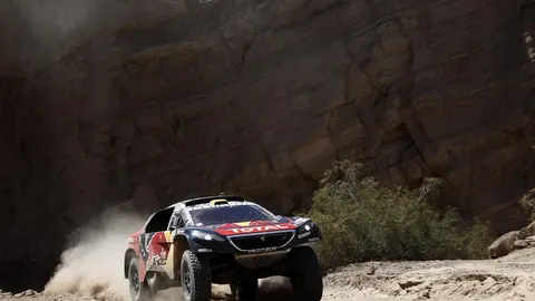 El piloto francés Stephane Peterhansel y su copiloto Jean Paul Cottret del equipo Peugeot