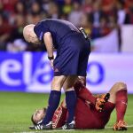 Alvaro Morata, se lamenta mientras el árbitro Sebasten Delferiere, se interesa por su lesión