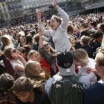 Miles de fans en la plaza de Sergels_Torg Platz de Estocolmo bailaron para rendir homenaje a Avicii