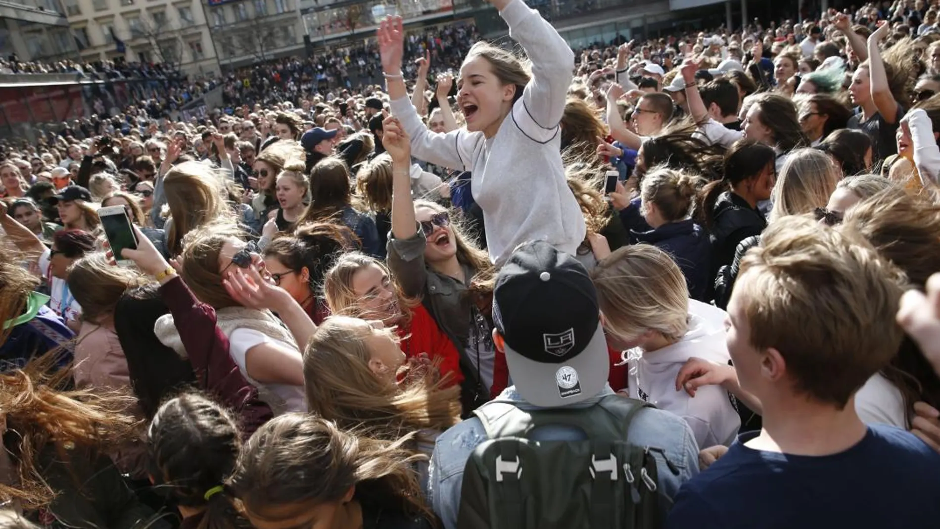 Miles de fans en la plaza de Sergels_Torg Platz de Estocolmo bailaron para rendir homenaje a Avicii