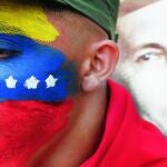 EL GOLPE DEL LÍDER. Un soldado venezolano celebra el pasado día 4 en Caracas el 21º aniversario del intento de golpe de Estado de Hugo Chávez