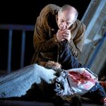 El barítono Leo Nucci, en el papel de Rigoletto, y la soprano Olga Peretiatko, en el de Gilda, en una escena de la obra, que ha sido versionada por David McVicar, con dirección musical de Nicola Luisotti