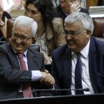 Jiménez Barrios estrecha la mano del consejero de Economía y Conocimiento, Ramírez de Arellano