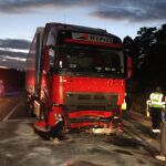 Dos mujeres, que eran hermanas, y un hombre, han fallecido al colisionar frontalmente un turismo y un camión, en la N-234, en Casarejos, en Soria