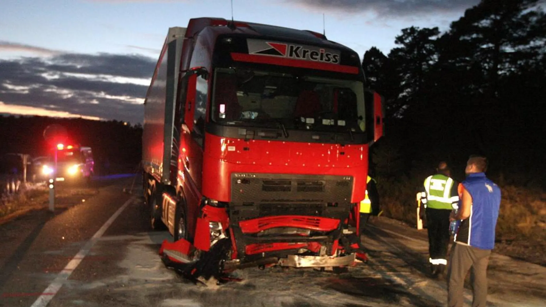 Dos mujeres, que eran hermanas, y un hombre, han fallecido al colisionar frontalmente un turismo y un camión, en la N-234, en Casarejos, en Soria