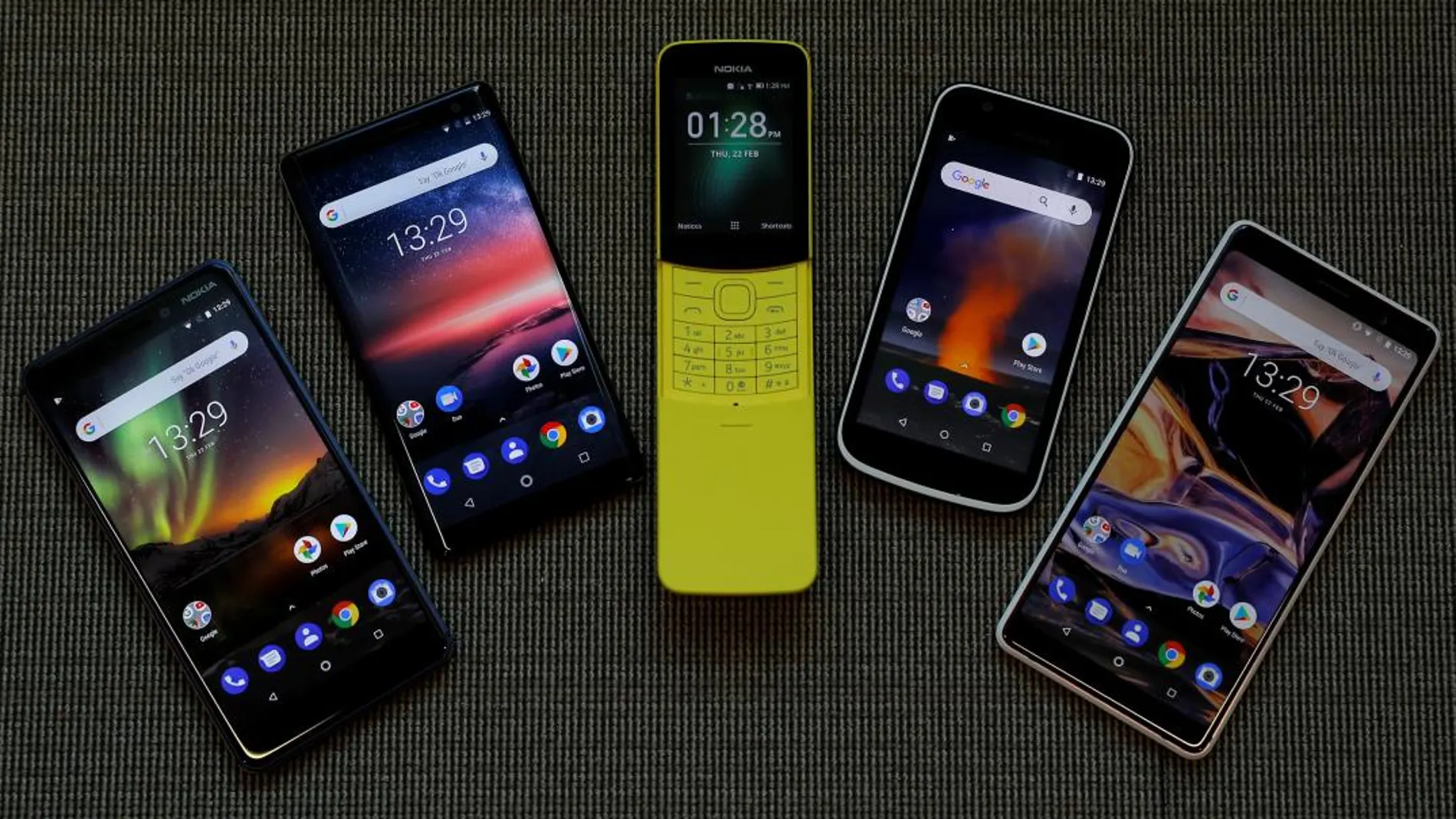 Los cinco nuevos modelos de Nokia, con el 8110 en el centro, expuestos en el MWC