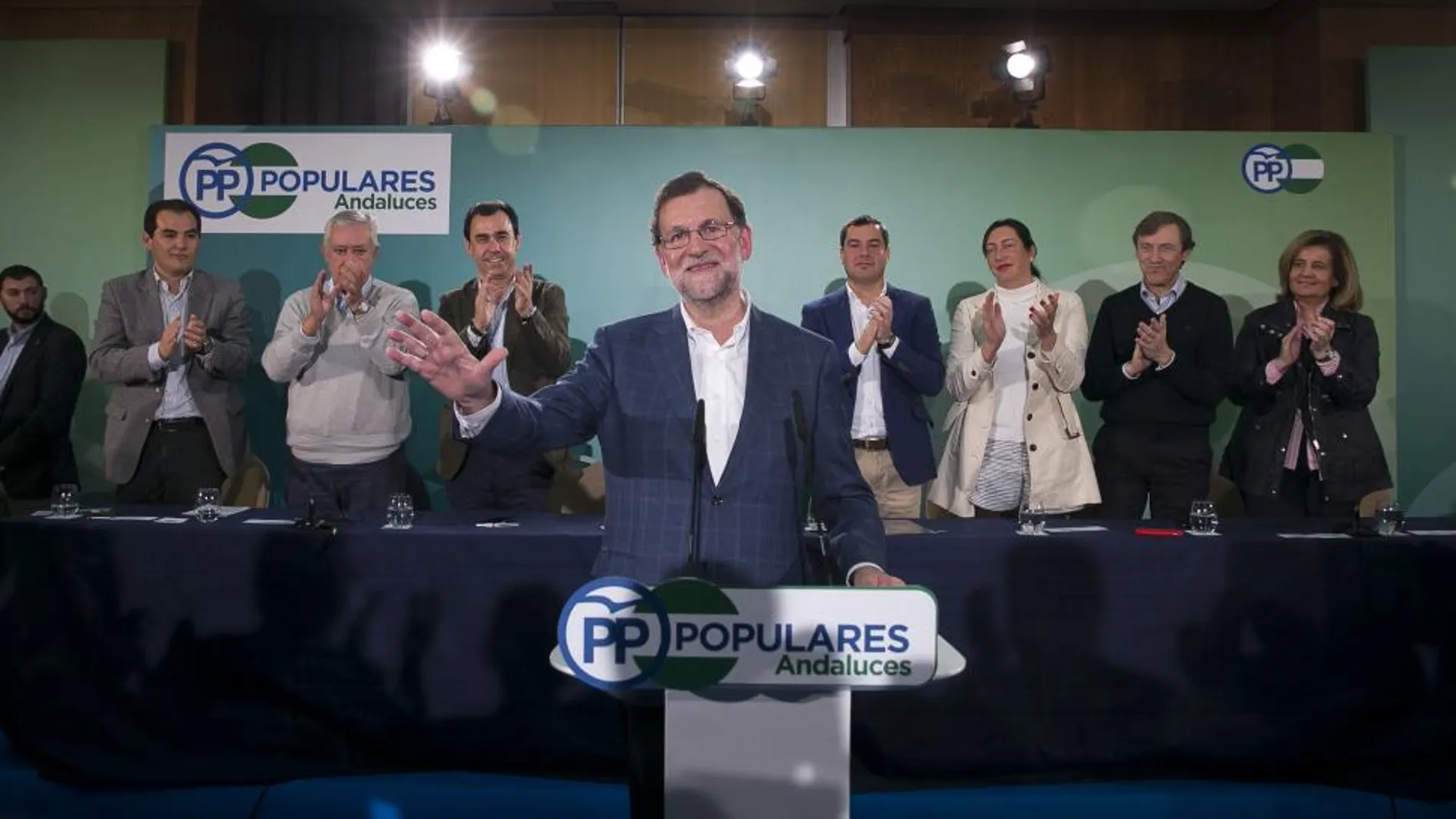 El presidente del Ejecutivo en funciones, Mariano Rajoy, con los populares andaluces
