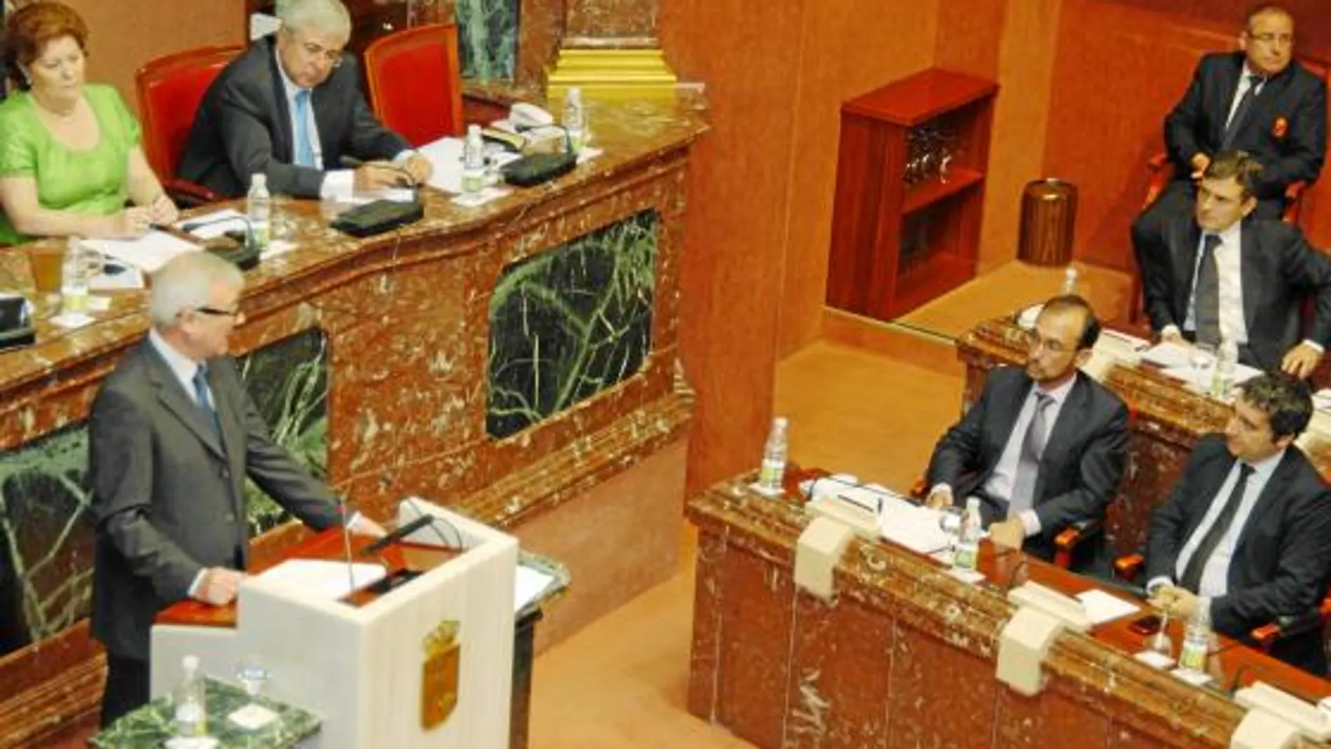 Valcárcel recordó a Saura que el modelo económico regional se elaboró entre todos los partidos, menos el PSRM