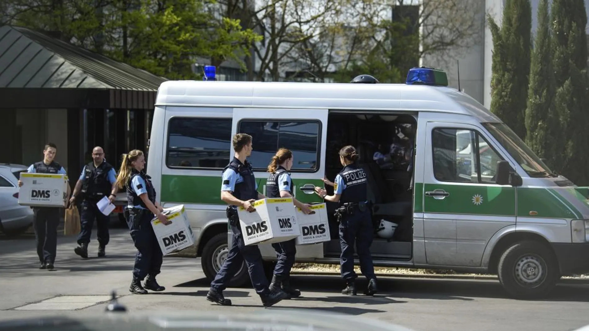 La Policía alemana se lleva documentación de la sede de Stuttgart