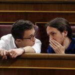 El líder de Podemos, Pablo Iglesias (d), conversa con el portavoz parlamentario, Íñigo Errejón (i)