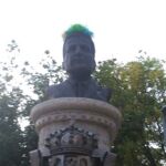 El busto ha aparecido «con pintadas y destrozos»