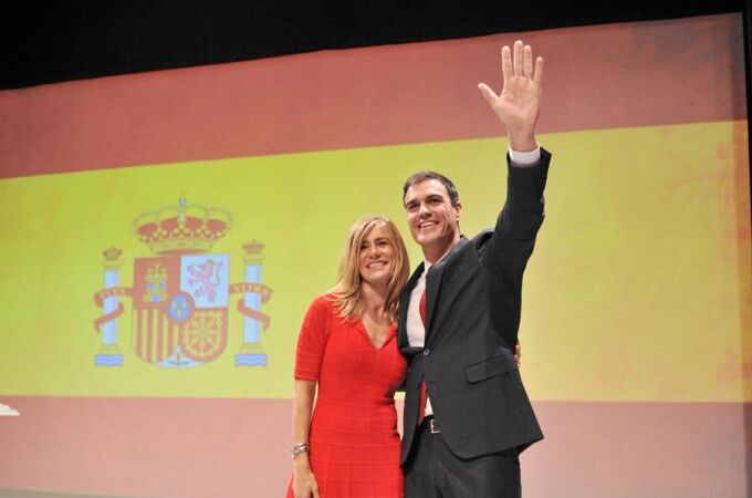 Sánchez pronunció su primer discurso como candidato a La Moncloa acompañado por una gran bandera de España y junto a su mujer, Begoña Gómez
