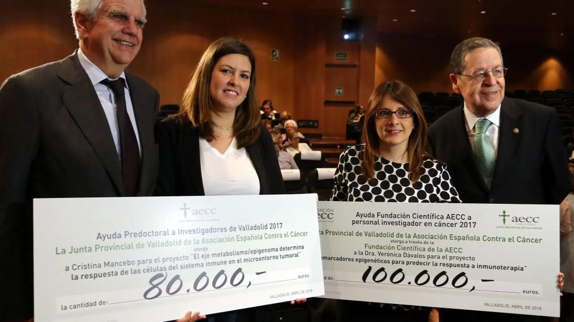 Ignacio Muñoz, presidente de la AECC nacional, y Javier Arroyo, responsable de la asociación en Valladolid, junto a Verónica Dávalos y Cristina Mancebo, beneficiarios de las ayudas