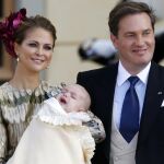 Magdalena de Suecia que sostiene al príncipe Nicolás y su marido Christopher O'Neill