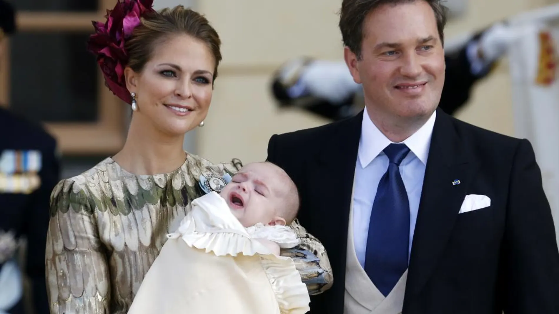Magdalena de Suecia que sostiene al príncipe Nicolás y su marido Christopher O'Neill
