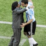 Maradona se abraza a Higuaín después de sustituirle en el partido de ayer ante Corea del Sur