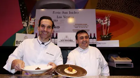 Mario Sandoval y Luis Martín con sus respectivas tapas de toro bravo, en la presentación del Tendido 11 de Las Ventas