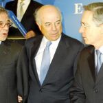 El presidente de Colombia, Álvaro Uribe, a la derecha, junto a César Alierta (Telefónica) y Francisco González (BBVA)