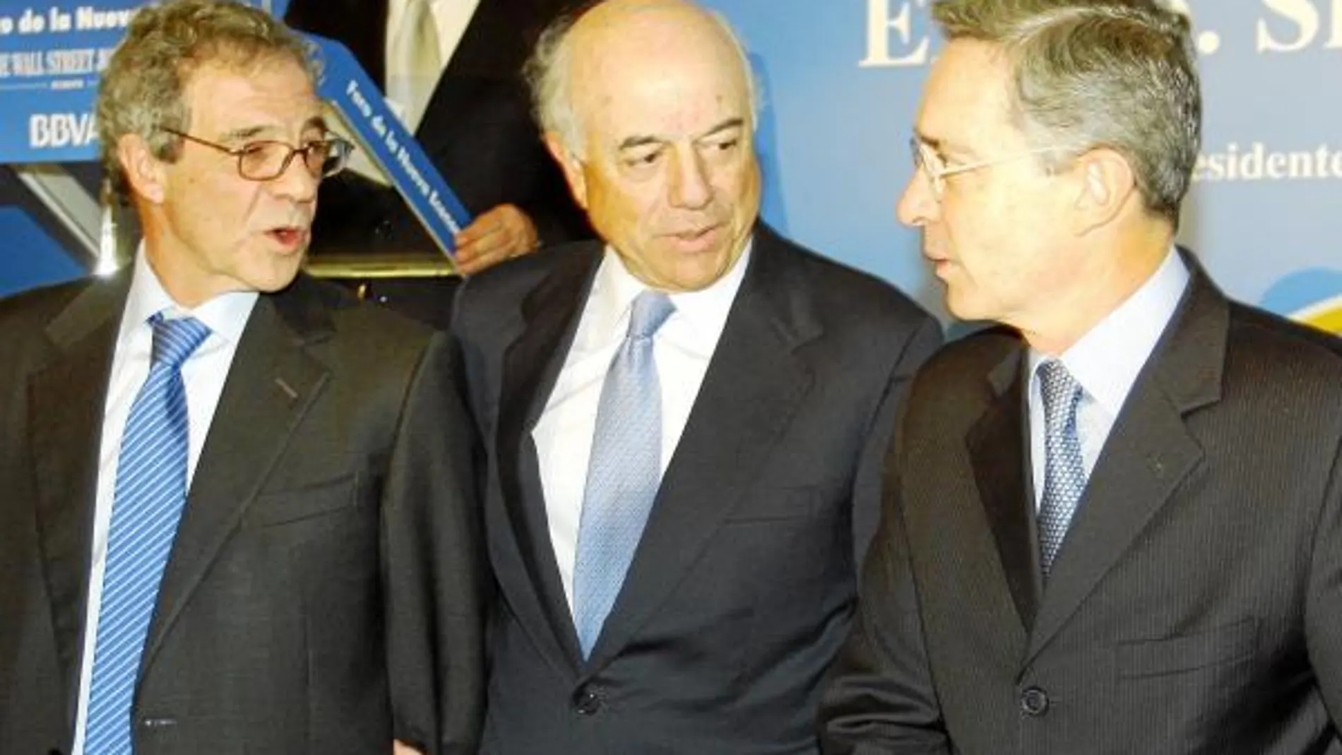 El presidente de Colombia, Álvaro Uribe, a la derecha, junto a César Alierta (Telefónica) y Francisco González (BBVA)
