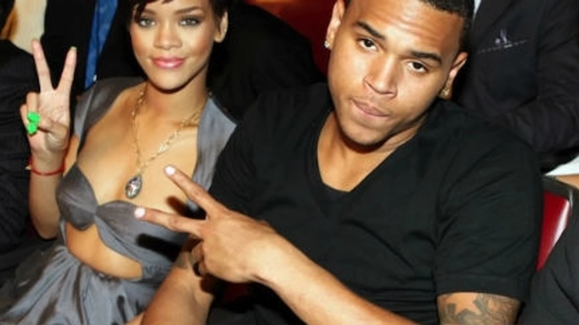 Chris Brown, que pegó a Rihanna cuando eran novios, ahora demandado por su manager por abuso y agresión