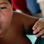 Uno de los hábitos que se pueden mejorar para no engordar es masticar bien la comida