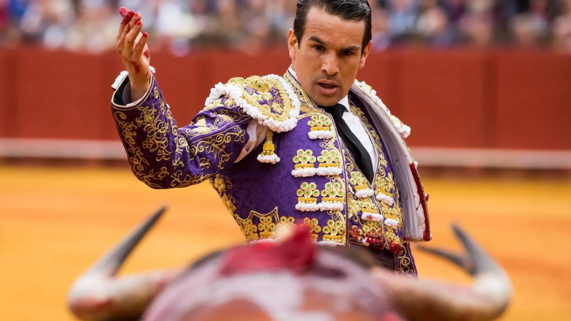 José María Manzanares en su primer toro de la tarde de la duodécima corrida de abono de la Feria de Abril