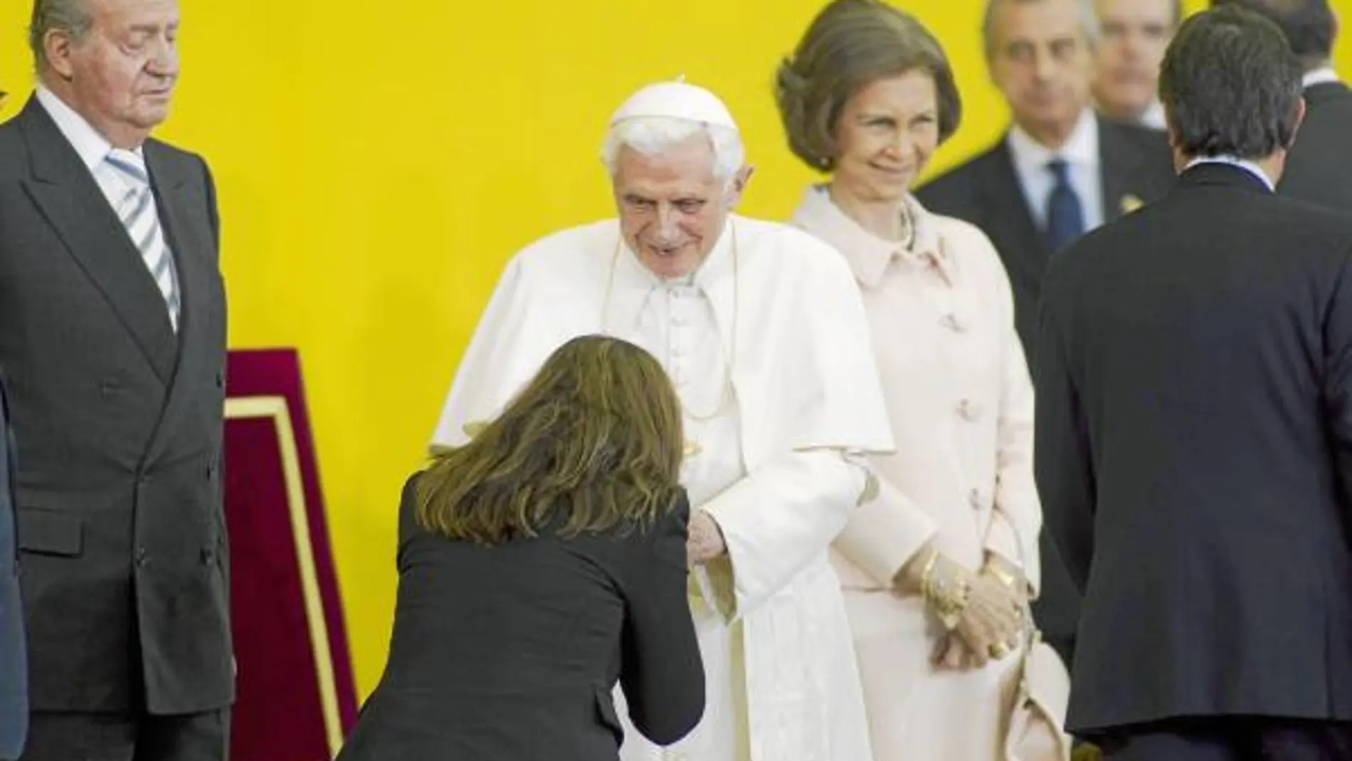 La presidenta del PP catalán, Alicia Sánchez-Camacho, saludó al Santo Padre en la ceremonia de despedida en el aeropuerto barcelonés de El Prat ante la presencia de los Reyes