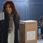 Cristina Kirchner, que votó ayer en Rio Gallegos, dejará la presidencia que heredó de su marido tras ocho años en el poder